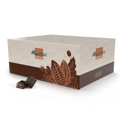 米棕色Martini Cioccolato包装盒,饰有可可豆荚图案,旁边是两块黑巧克力方块,白色背景